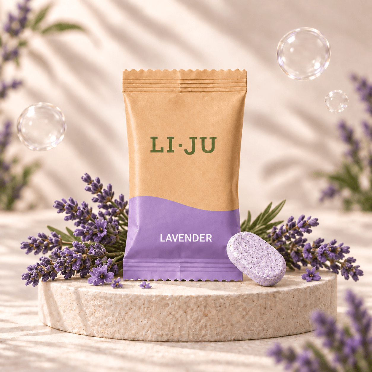 Het LI·JU zakje Lavender met een lila tablet, tussen verse lavendel