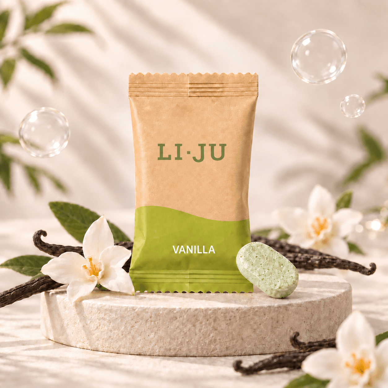 Het LI·JU zakje Vanilla met een groene tablet, tussen vanillestokjes en bloemen
